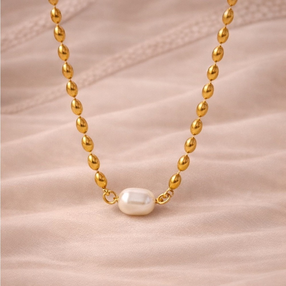 Luxury Minimal Gold Pearl Necklace